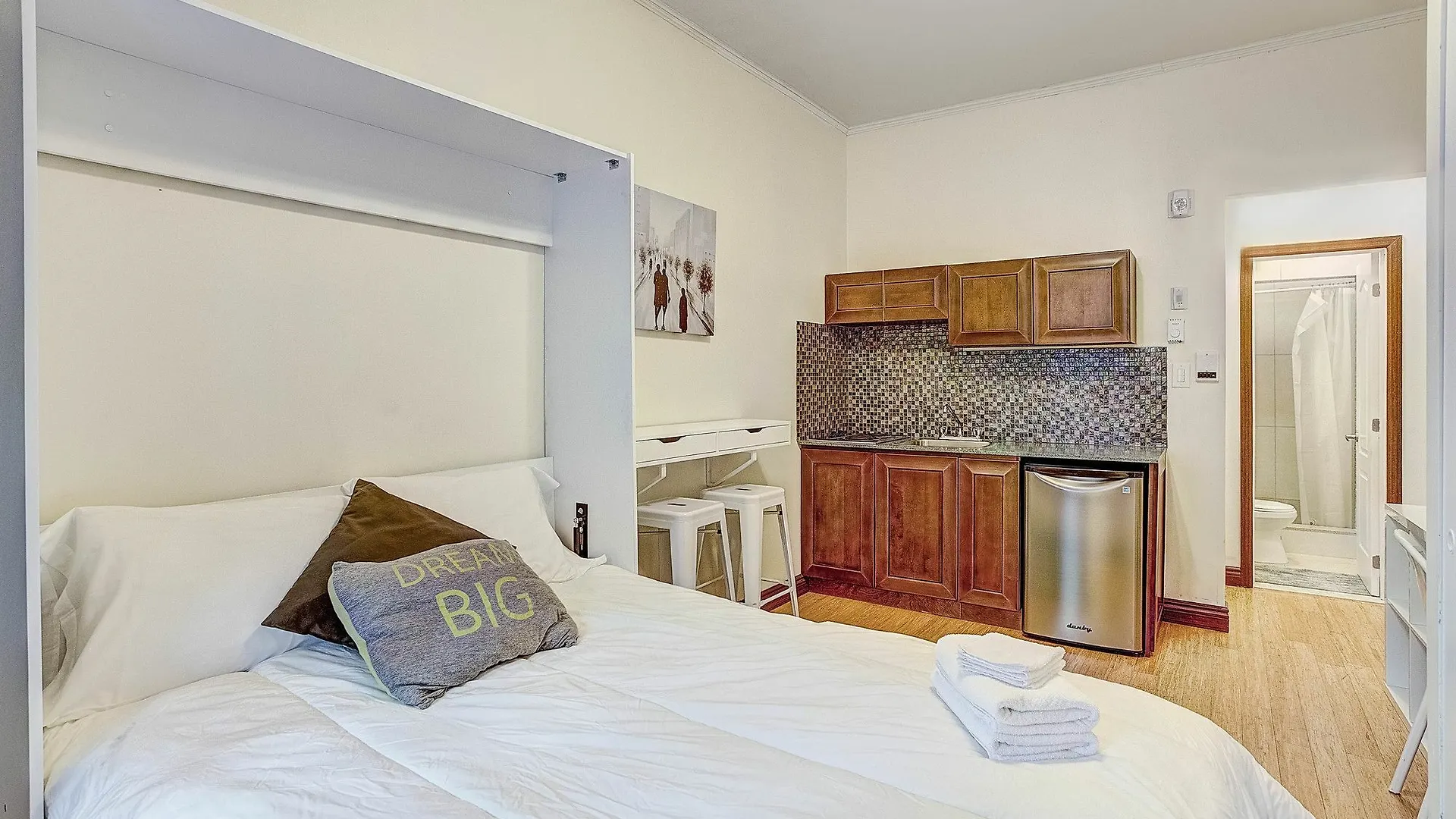Destination Stays Montreal Downtown 아파트